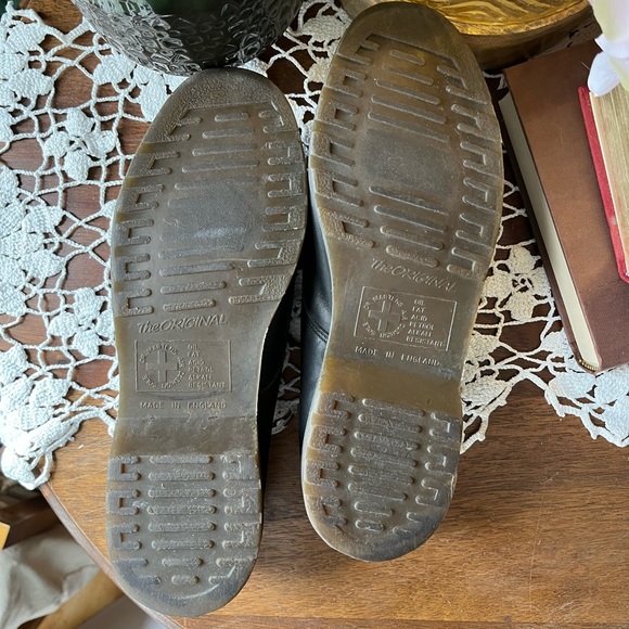 Dr. Marten Black leather Oxford three eyelet shoe. - Picture 2 of 7